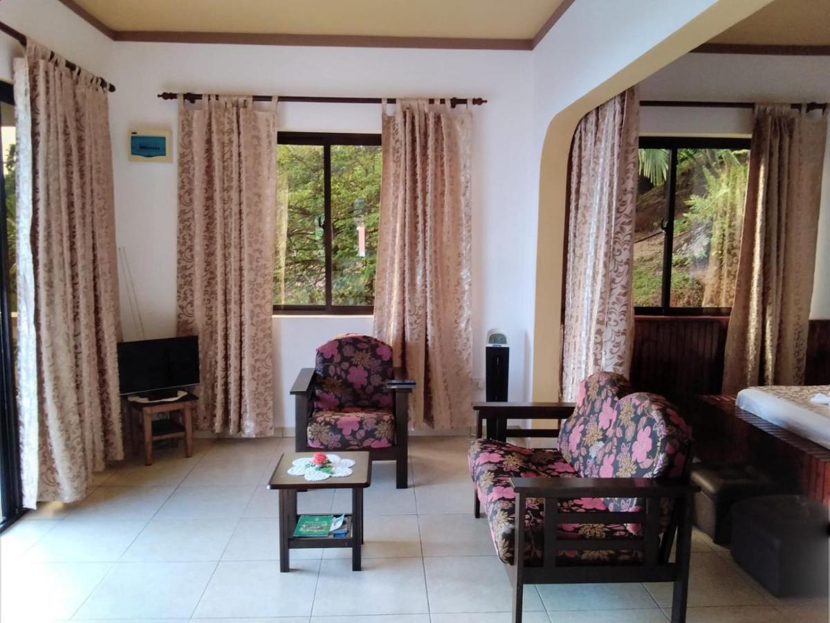 Les Elles Guesthouse Self Catering Baie Lazare  エクステリア 写真